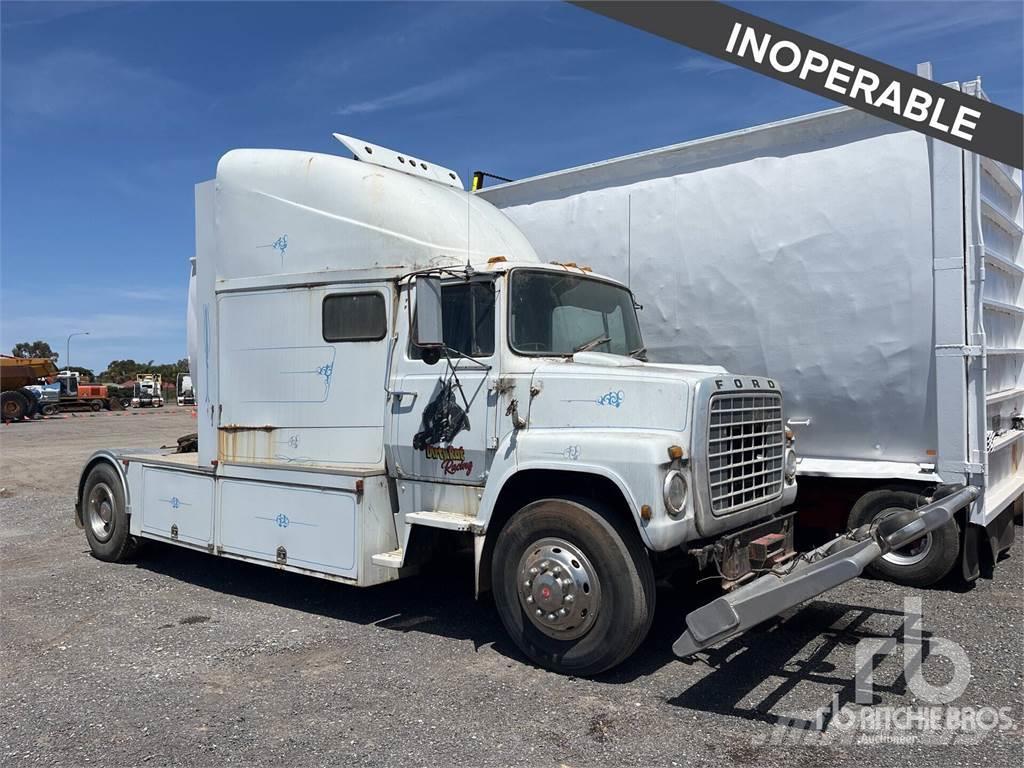 Ford LOUISVILLE Camiones tractor