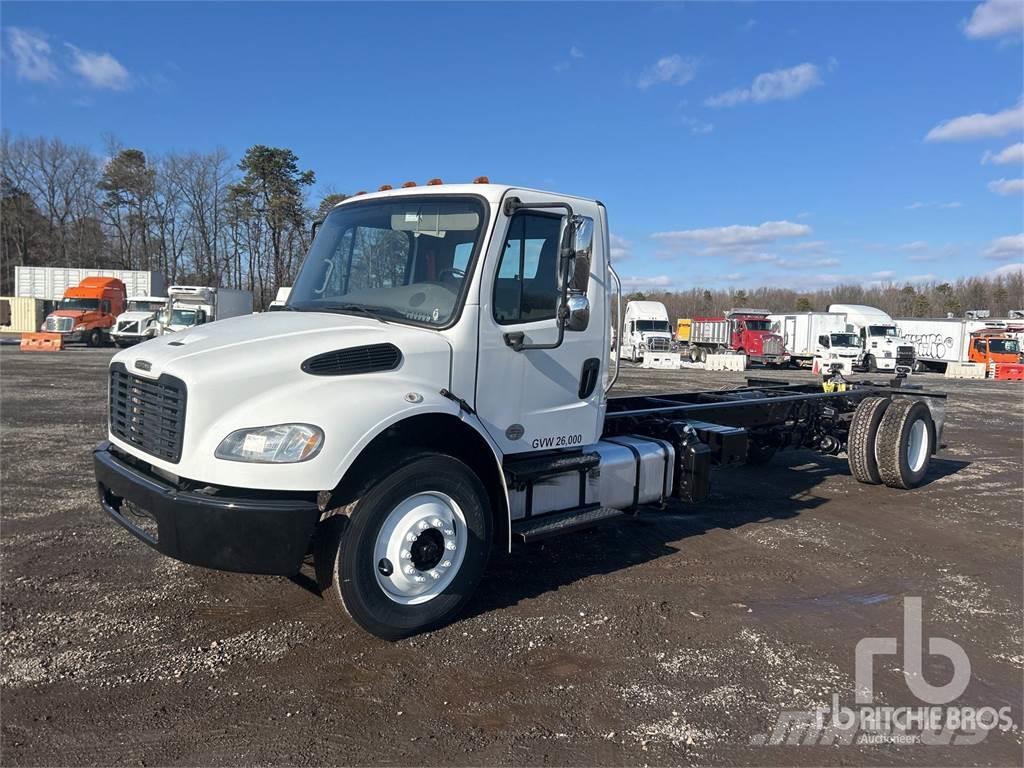 Freightliner M2106 Camiones con chasís y cabina