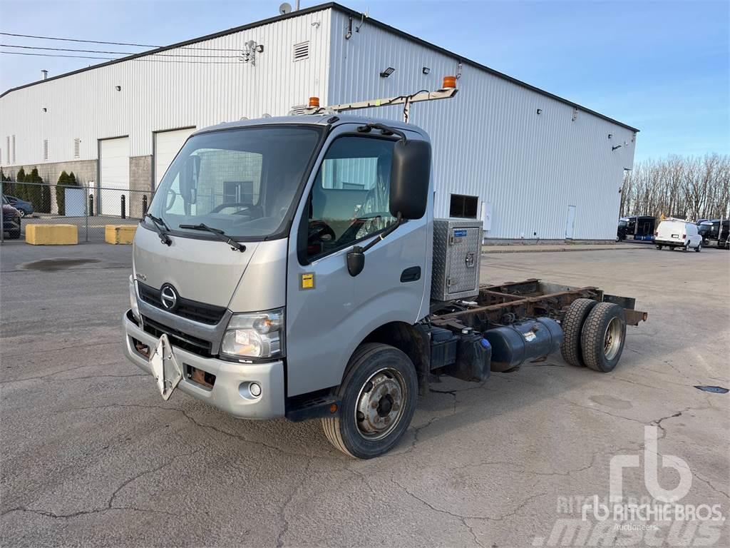 Hino 195 Camiones con chasís y cabina