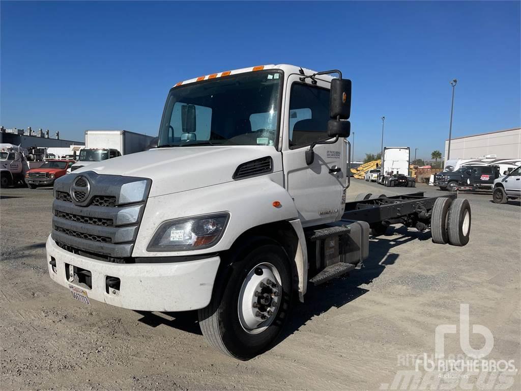 Hino 268 Camiones con chasís y cabina