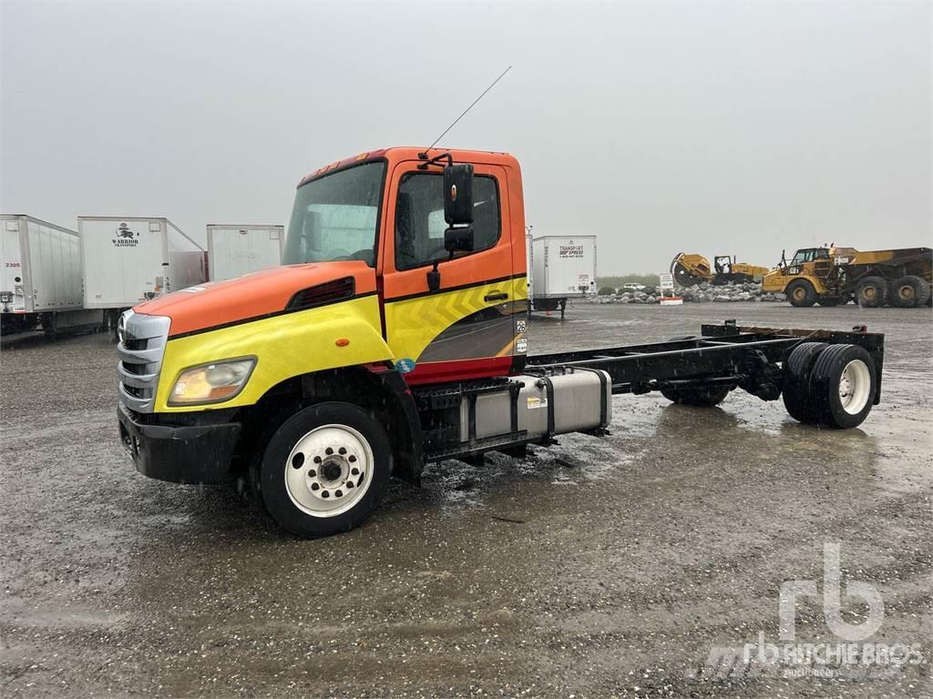 Hino 268 Camiones con chasís y cabina