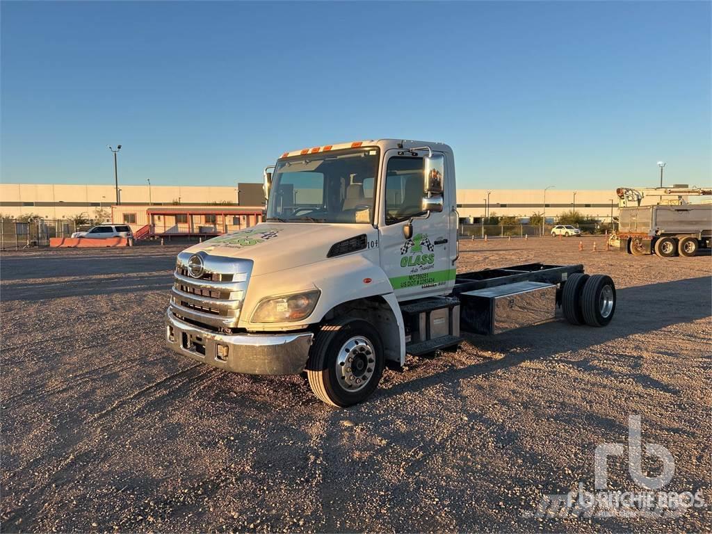 Hino 268 Camiones con chasís y cabina