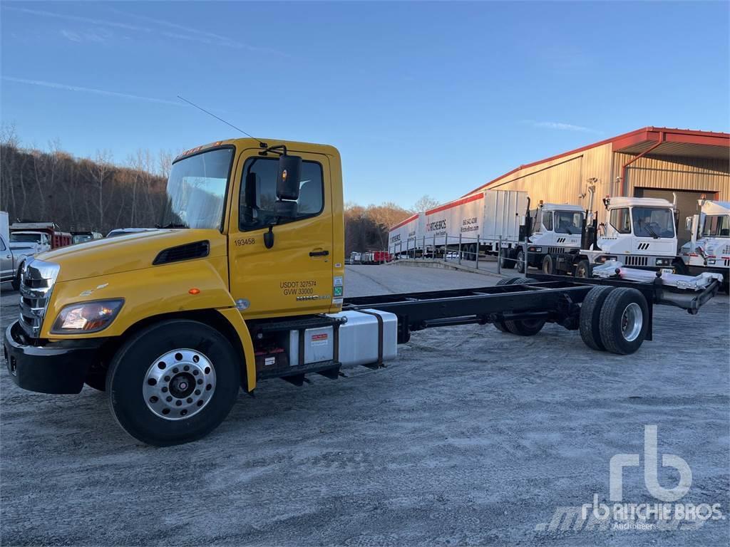 Hino 338 Camiones con chasís y cabina