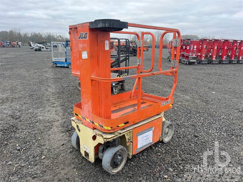 JLG 1230ES Plataformas con brazo de elevación manual