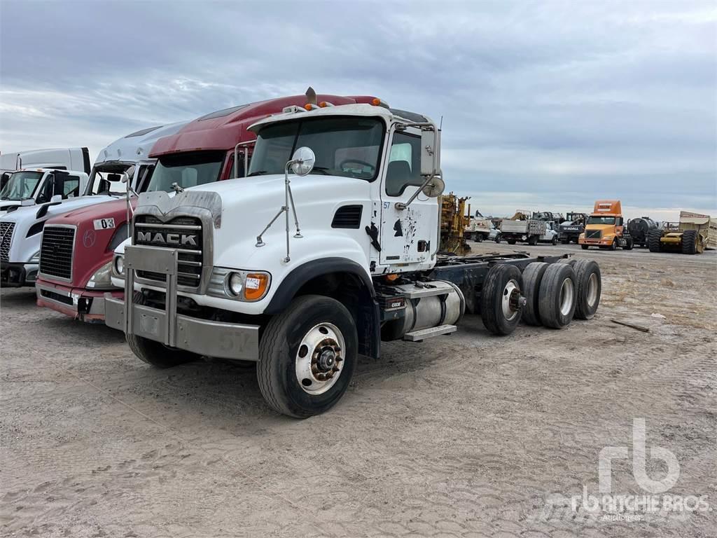 Mack CV713 Camiones con chasís y cabina