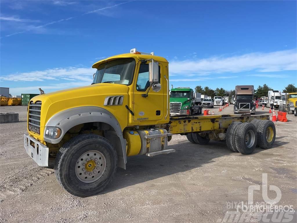 Mack GU713 Camiones con chasís y cabina