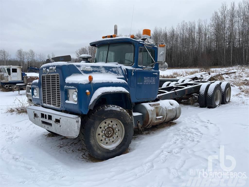 Mack R688ST Camiones con chasís y cabina