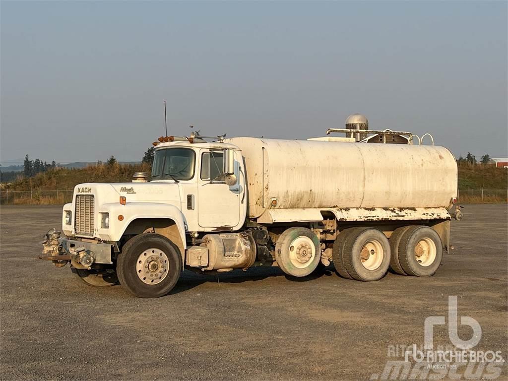 Mack RD688S Camiones cisterna