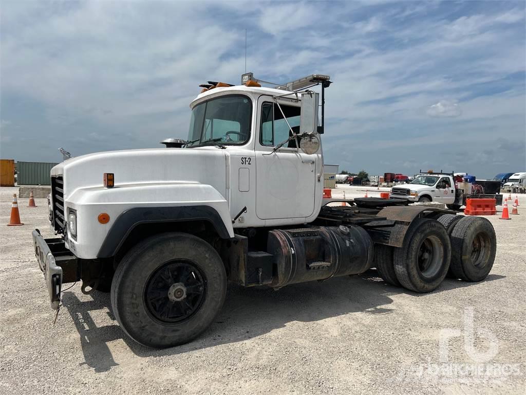 Mack RD688S Camiones tractor