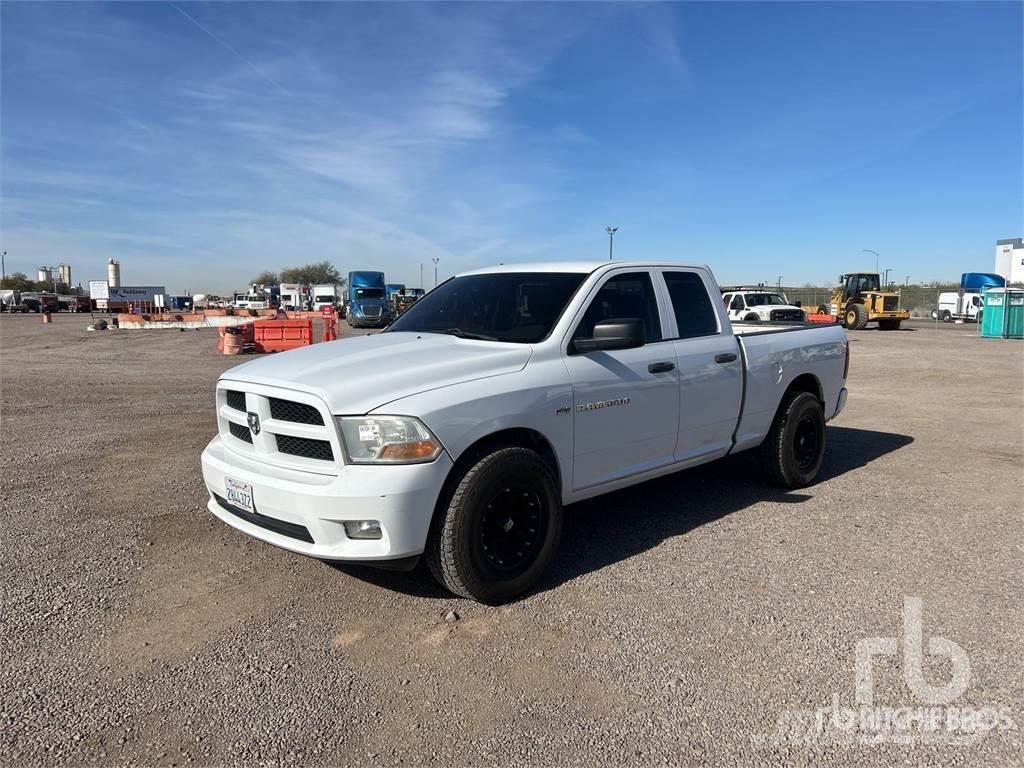 RAM 1500 Caja abierta/laterales abatibles