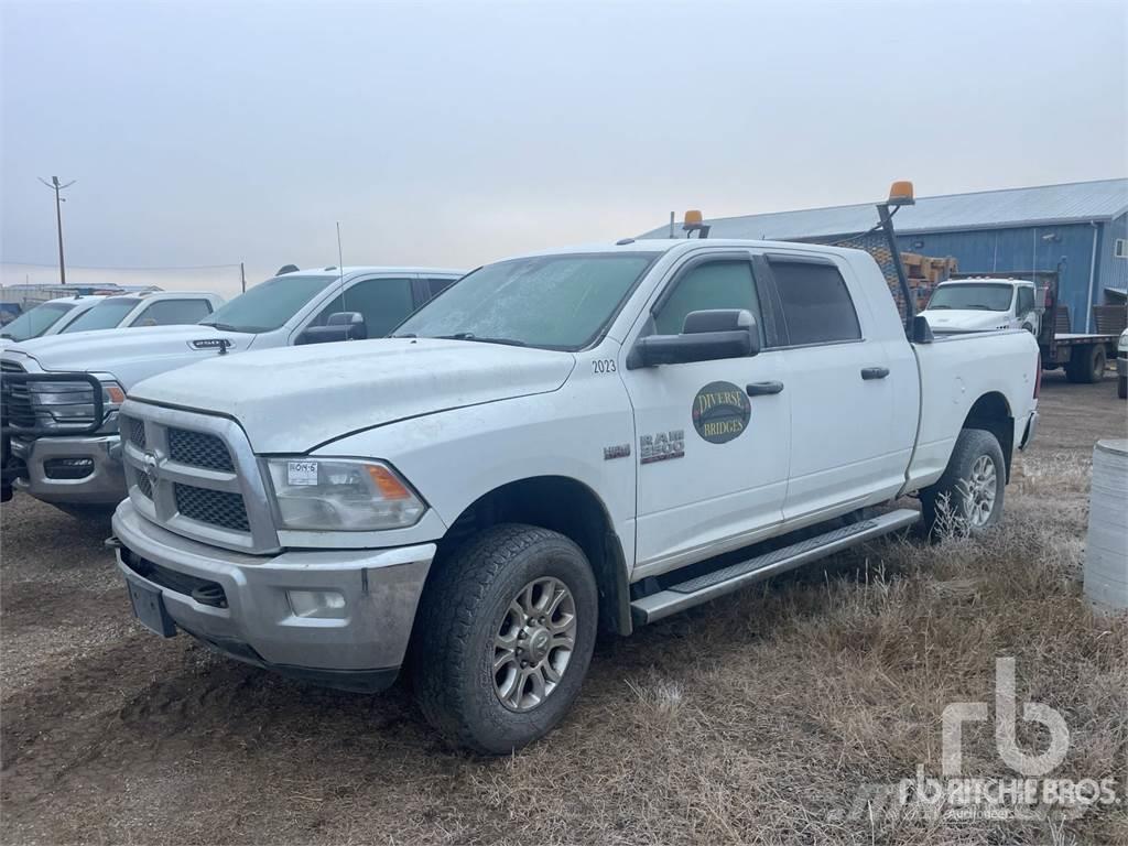 RAM 2500 Caja abierta/laterales abatibles