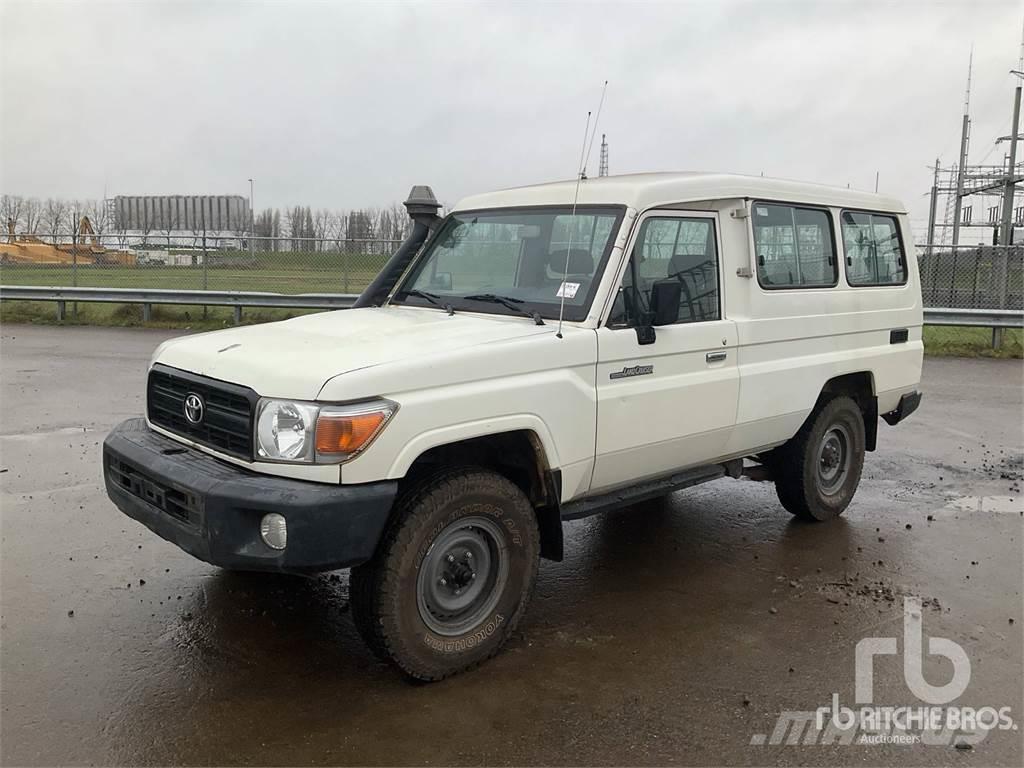 Toyota LANDCRUISER Caja abierta/laterales abatibles