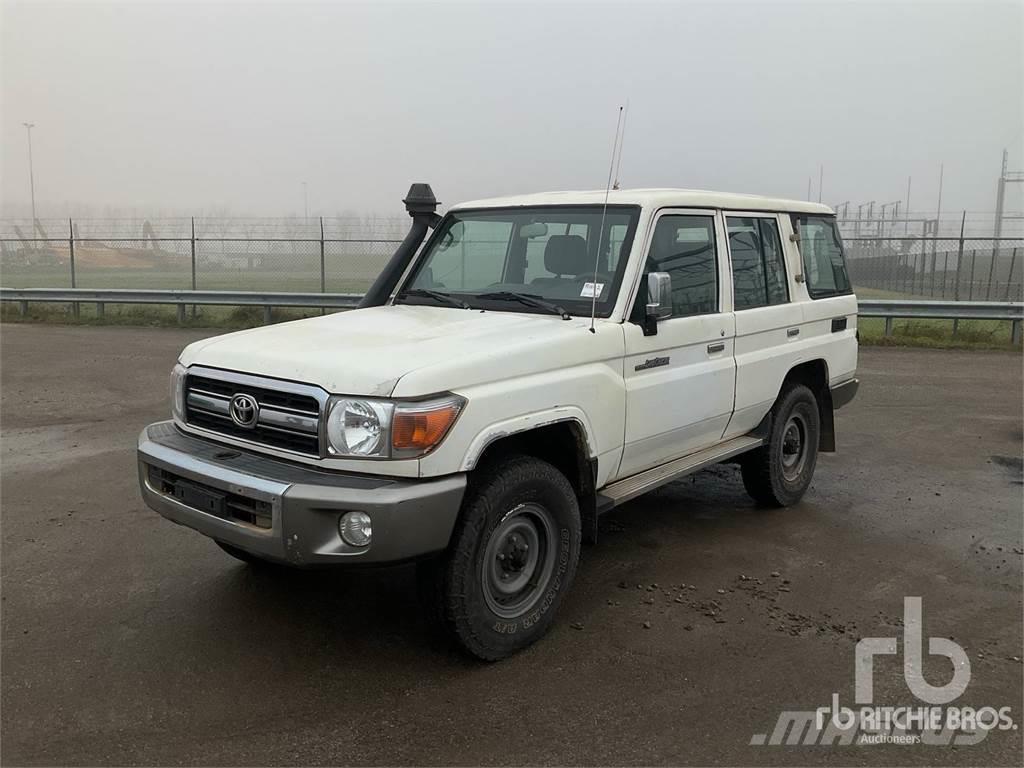 Toyota LANDCRUISER Caja abierta/laterales abatibles