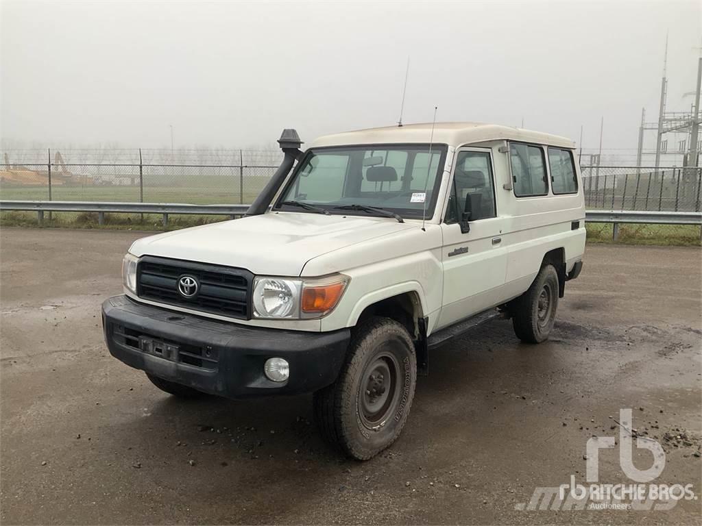 Toyota LANDCRUISER Caja abierta/laterales abatibles