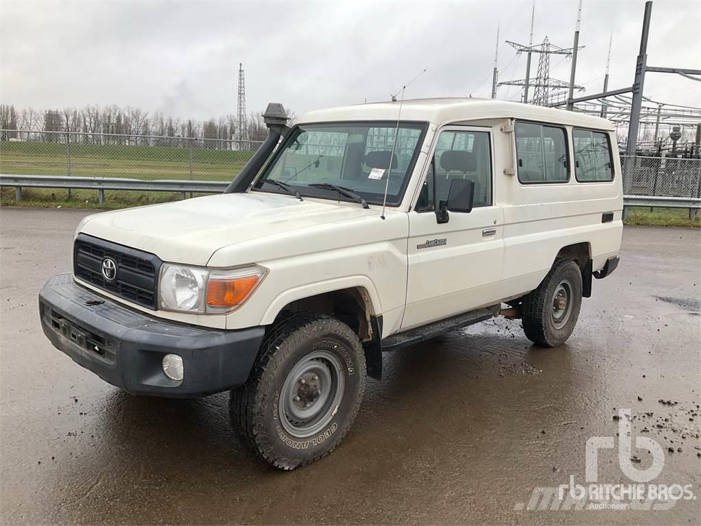 Toyota LANDCRUISER Caja abierta/laterales abatibles