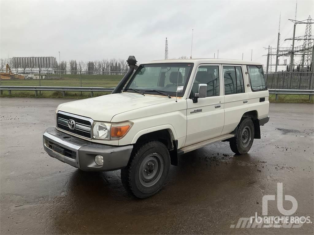 Toyota LANDCRUISER Caja abierta/laterales abatibles