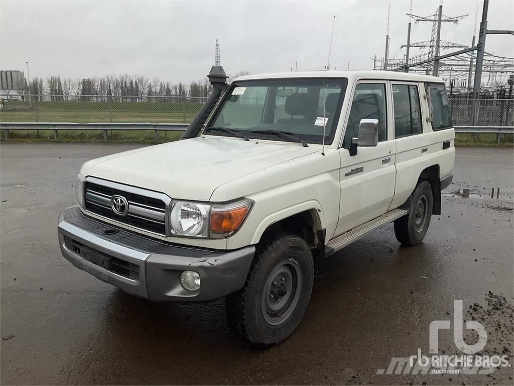 Toyota LANDCRUISER Caja abierta/laterales abatibles