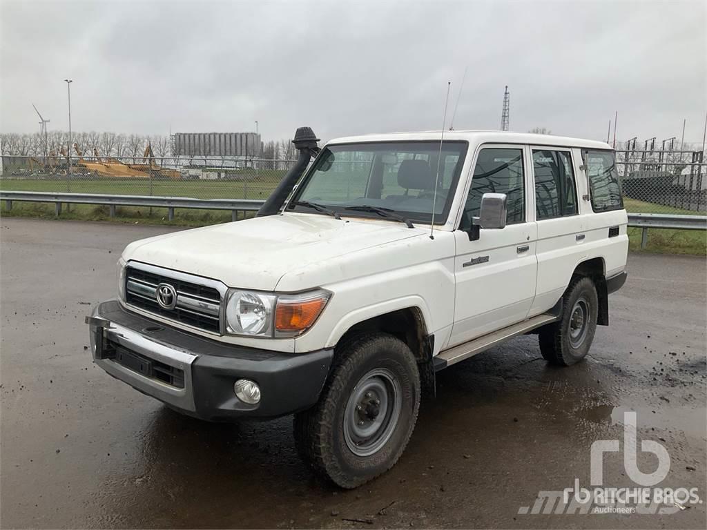 Toyota LANDCRUISER Caja abierta/laterales abatibles