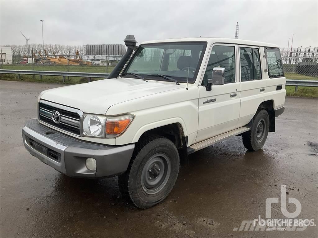 Toyota LANDCRUISER Caja abierta/laterales abatibles