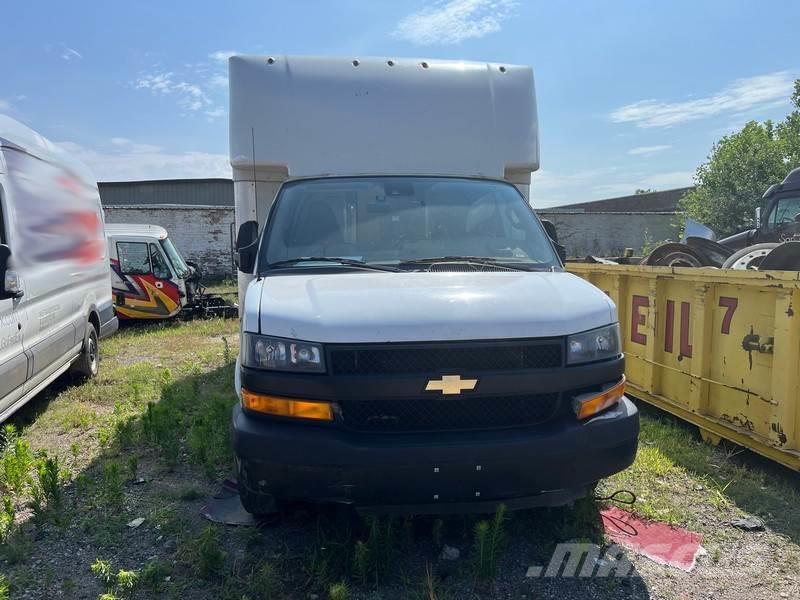 Chevrolet 3500 Camiones con caja de remolque