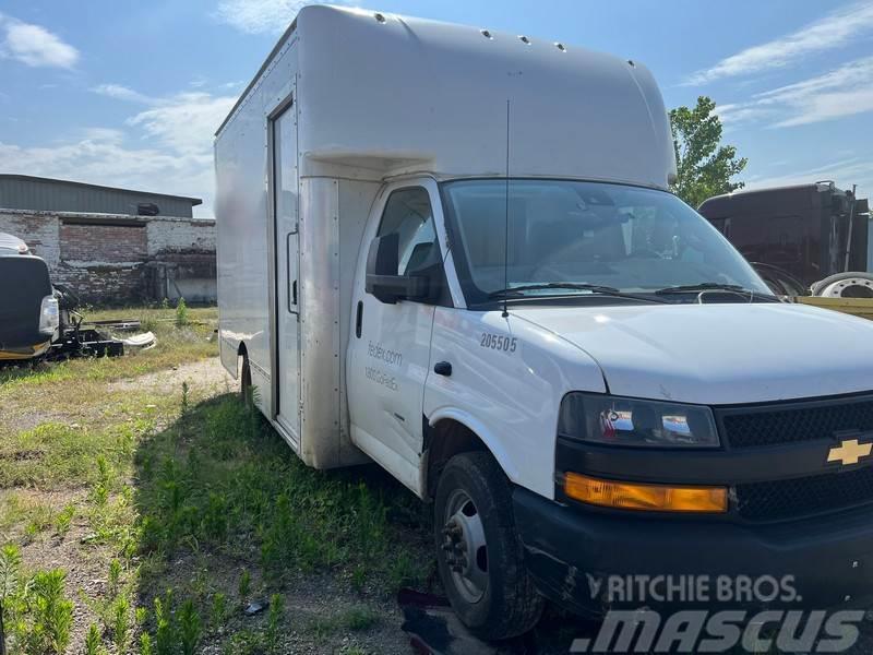 Chevrolet 3500 Camiones con caja de remolque