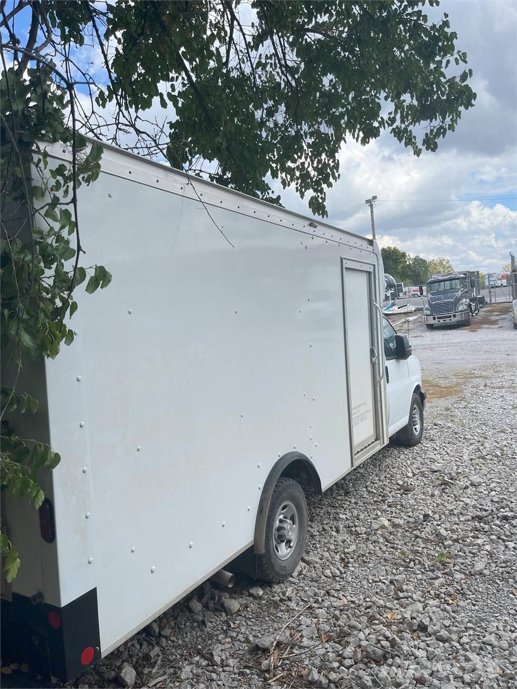 Chevrolet 3500 Camiones con caja de remolque