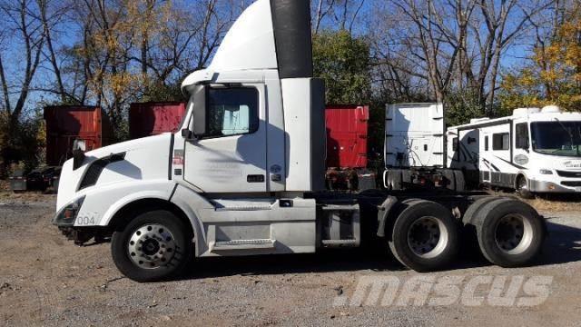 Volvo VNL64T300 Camiones tractor