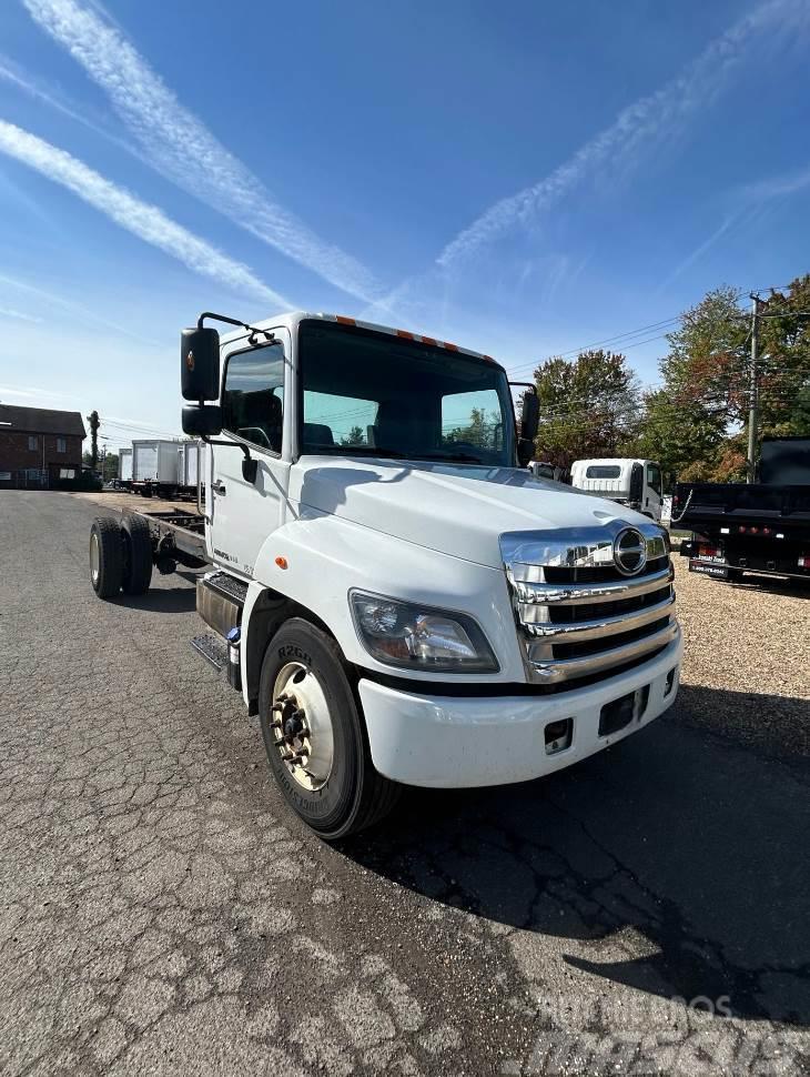 Hino 268A Camiones con chasís y cabina