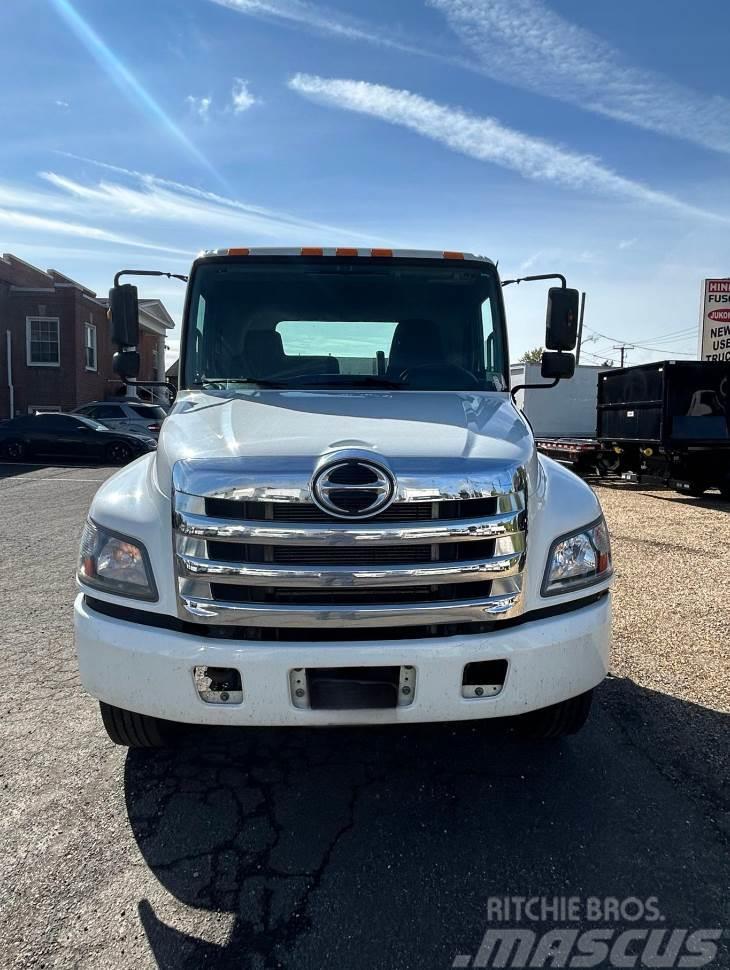 Hino 268A Camiones con chasís y cabina