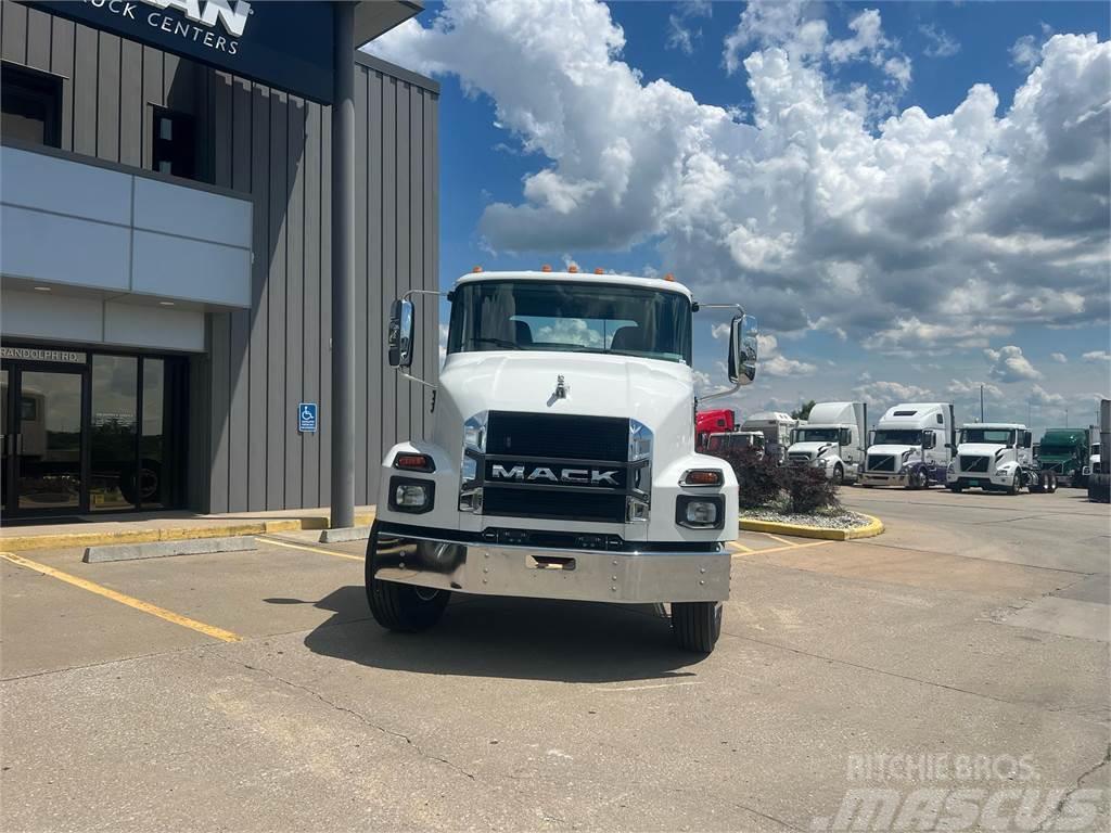 Mack MD642 Camiones con chasís y cabina