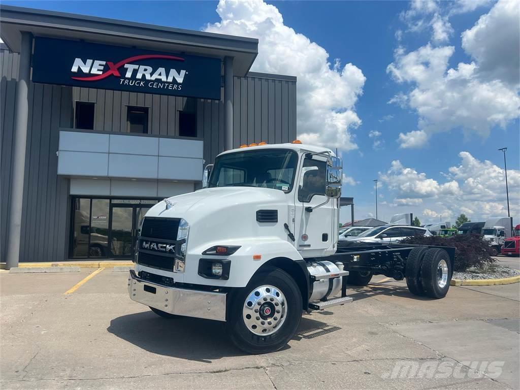 Mack MD742 Camiones con chasís y cabina