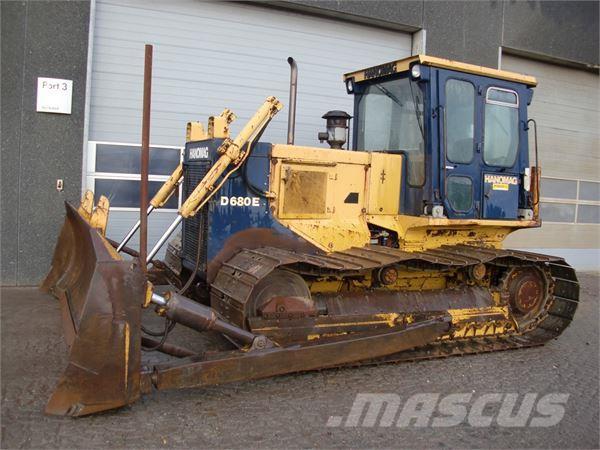 Hanomag D680E Buldozer sobre oruga