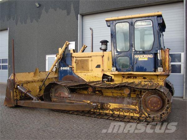 Hanomag D680E Buldozer sobre oruga