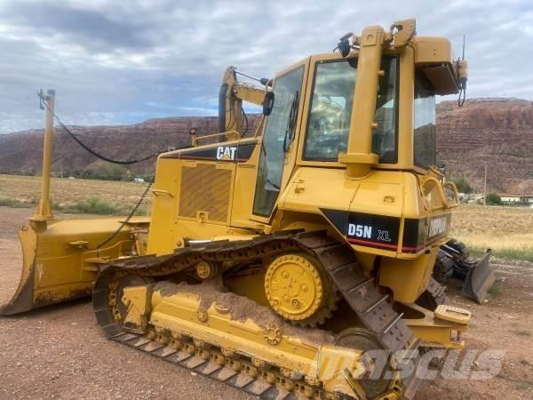 CAT D5N Buldozer sobre oruga