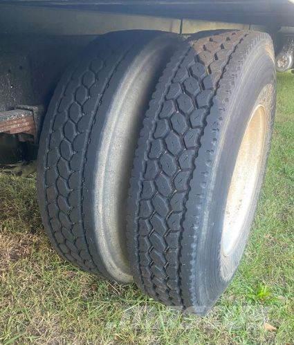 Hino 268 Camiones con caja de remolque