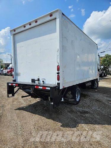 Mitsubishi Fuso Camiones con caja de remolque