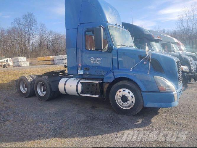 Volvo VNL64T300 Camiones tractor