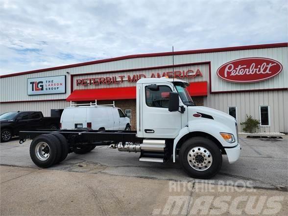 Peterbilt 537 Camiones con chasís y cabina