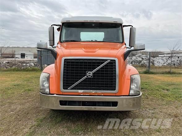 Volvo VNL64T300 Camiones tractor