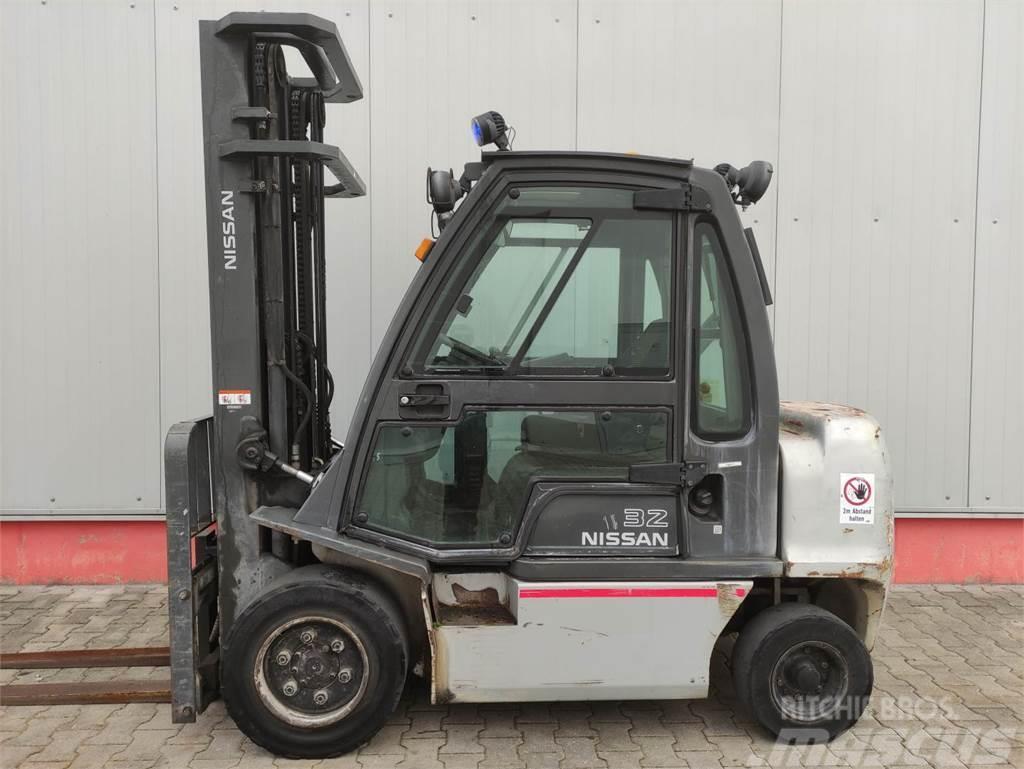 Nissan YG1D2A32Q Camiones diesel